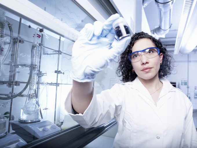Wissenschaftlerin im Labor 